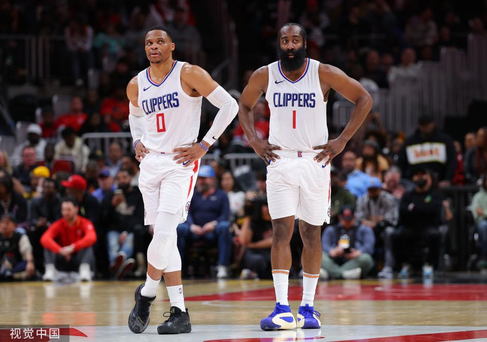 通过实施有 通过实施有